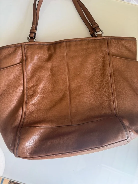Coach Park Pebbled Leather Carrie Tote – Warm Brown with side pockets - Picture 4 of 11
